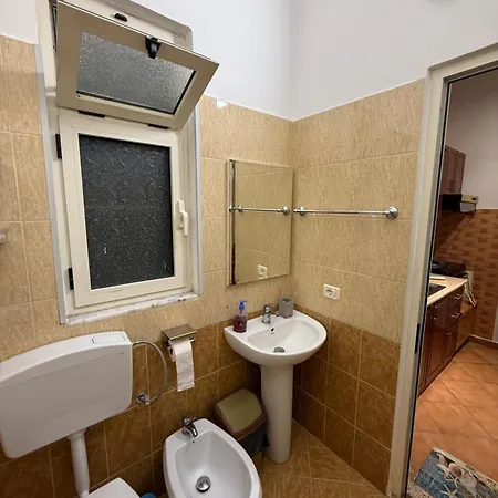 Πανσιόν Guroal House *
